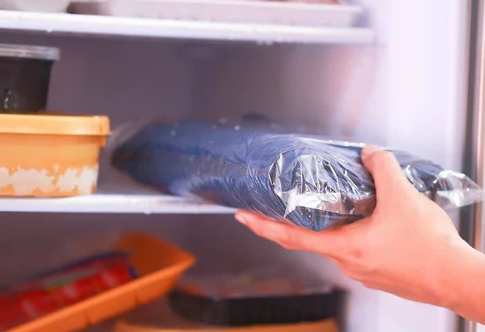 Bạn nên bỏ quần áo vào tủ lạnh sau đó ủi lại để làm khô nhanh chóng. 